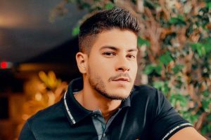 Arthur Aguiar no divã: ator precisou de 16 amantes para se autoafirmar