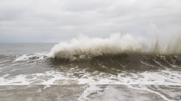 Marinha emite nota de ressaca d mar e ondas de até 3,5 metros no litoral de Alagoas