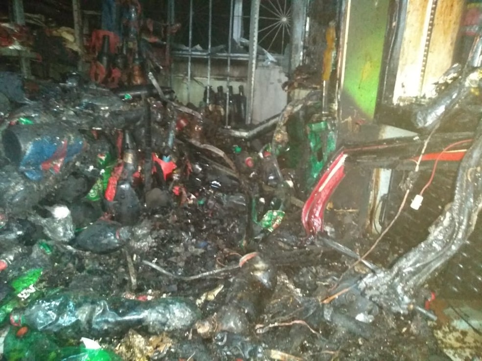 Incêndio destrói residência e depósito de bebidas em Maceió; 4 pessoas foram socorridas