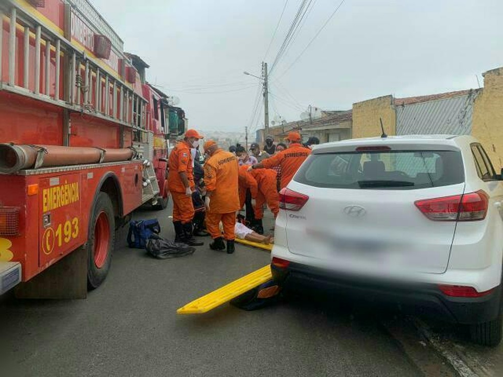 Três pessoas ficam feridas em acidente entre carro e moto em Santana do Ipanema, AL