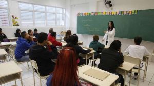 Volta às aulas ameaça idosos e adultos com problemas de saúde, aponta Fiocruz