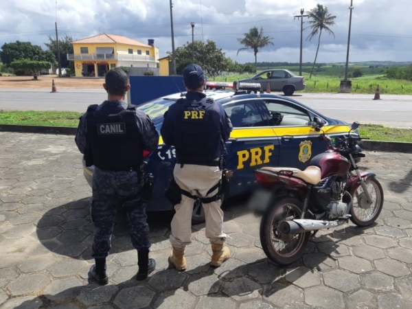 Moto roubada é recuperada e condutor é detido na BR-101