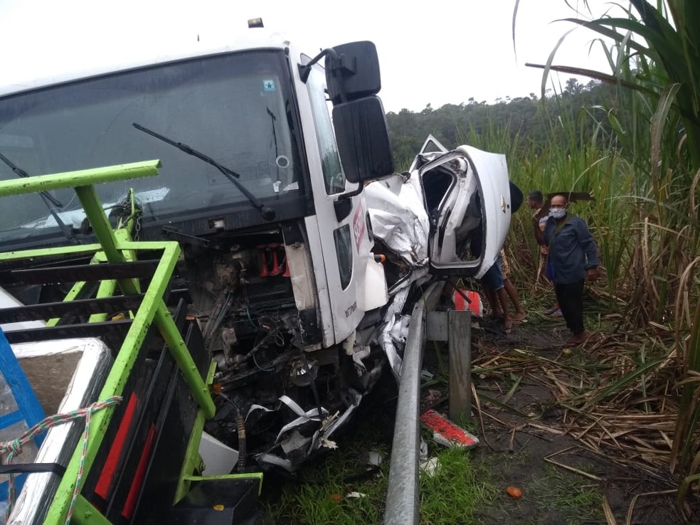 Acidente entre carro e caminhão de deixa uma pessoa morta e outra ferida na AL-101