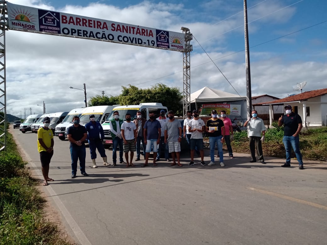 Prefeitura de Minador faz higienização de vans do transporte alternativo da cidade