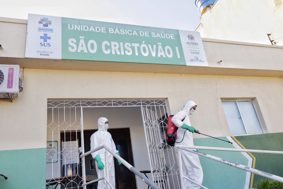 Militares do Exército fazem desinfecção de locais públicos em Palmeira dos Índios, AL