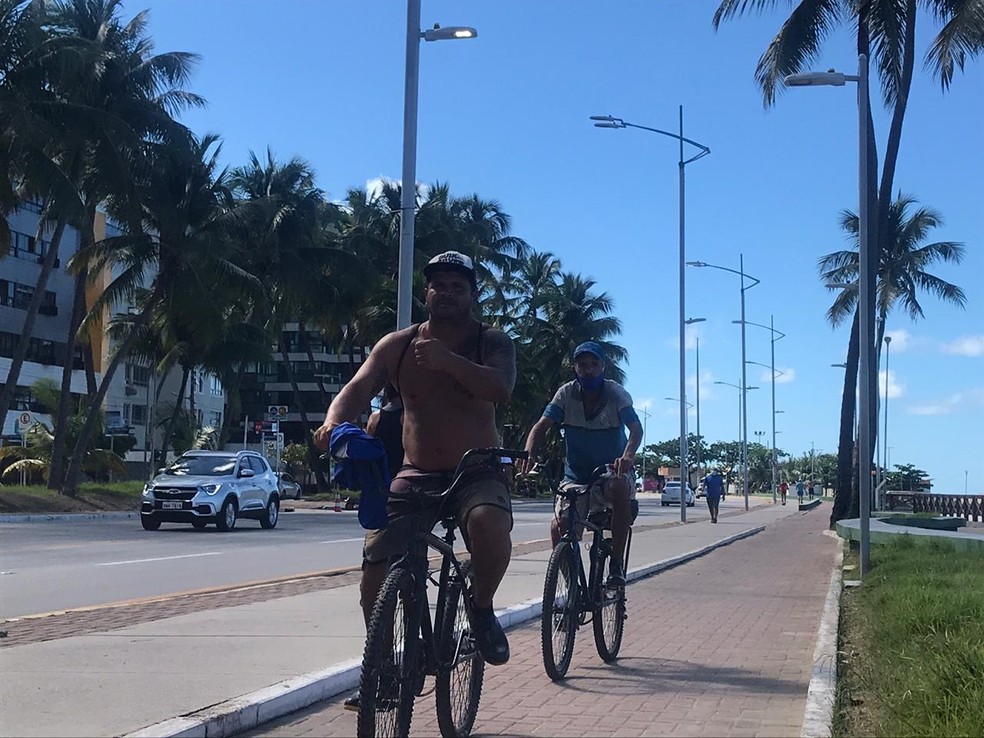 Alagoanos voltam à orla, mas descumprem regras no 1º dia de reabertura