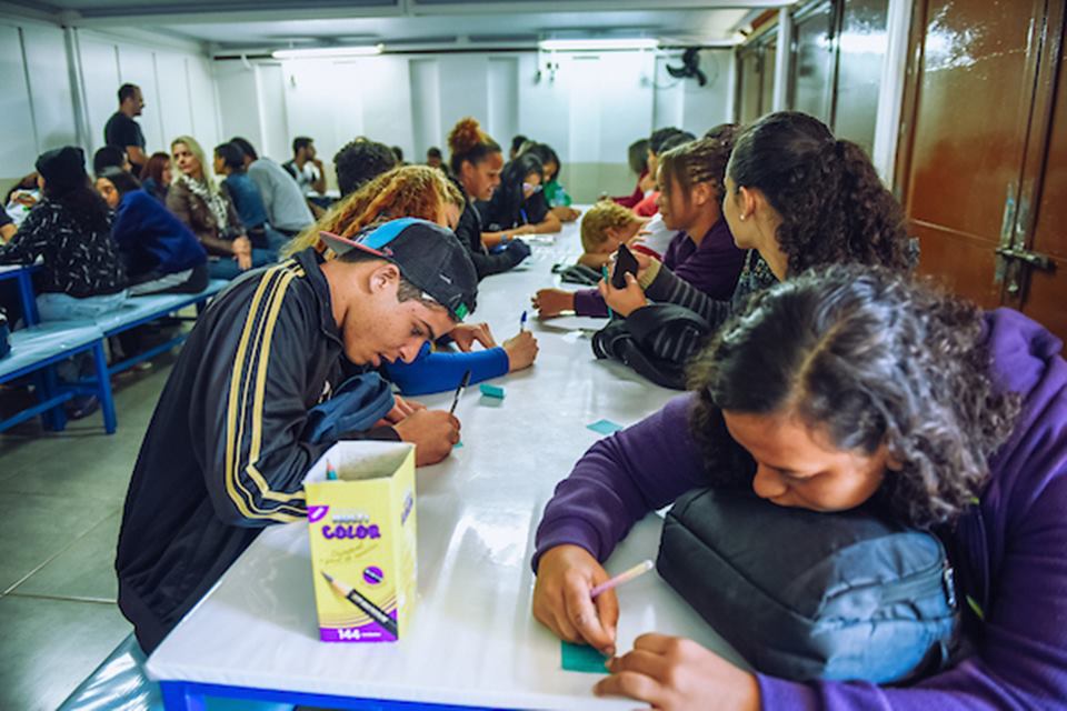 Volta às aulas: alunos que permanecerem em casa serão reprovados? Entenda