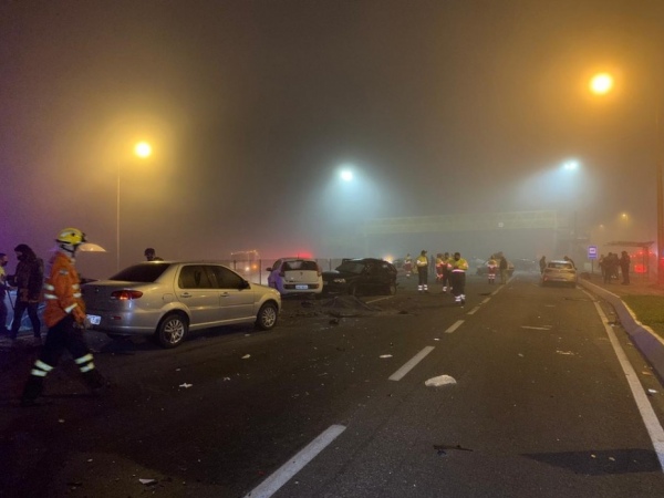 Engavetamento com 22 veículos deixa 8 mortos e mais de 20 feridos no Paraná