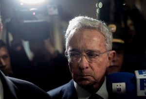 Suprema Corte da Colômbia ordena a prisão do ex-presidente Álvaro Uribe