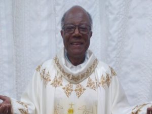 Padre de Curitiba conta como vive há 65 anos sem sobrenome