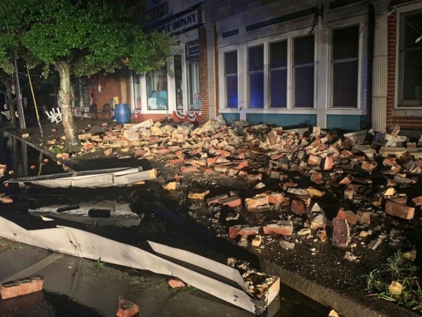 Isaías toca terra na Carolina do Norte como furacão de categoria 1