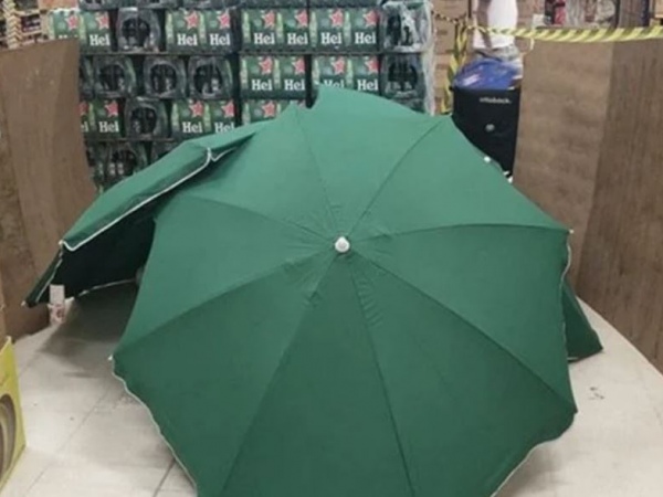 Funcionário do Carrefour morre e loja esconde corpo com guarda-sóis