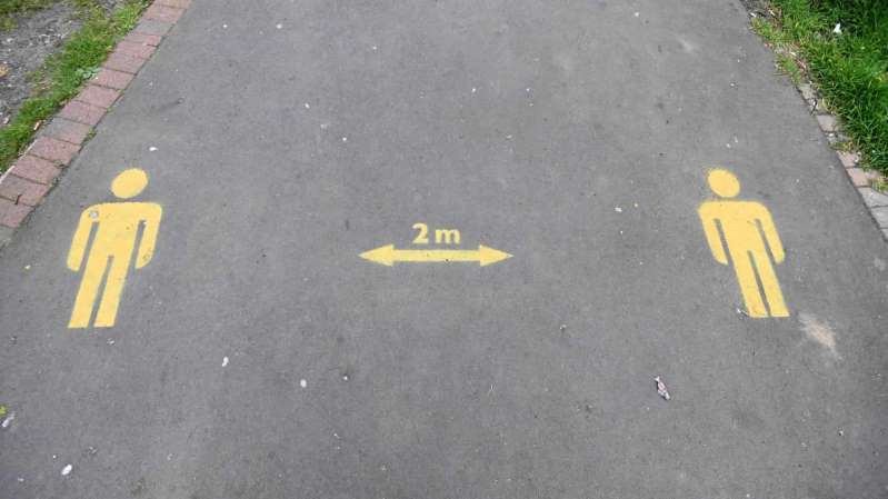 Pesquisadores dizem que regras de distanciamento estão desatualizadas