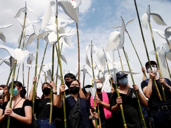 Manifestação reúne 10 mil pessoas na Tailândia