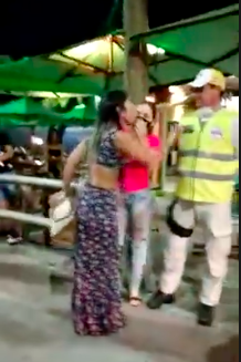 Mulher sem máscara briga com garçom, grita com policiais e é detida em Maceió