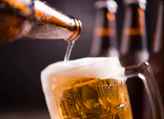 Após transplante de fezes, homem se livra da síndrome da autocervejaria