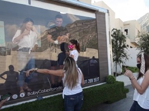 Coronavírus: bebês são apresentados às famílias dentro de vitrines em vans