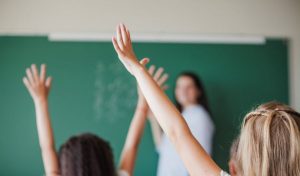 Professores no Brasil são desrespeitados e mal pagos, aponta estudo internacional