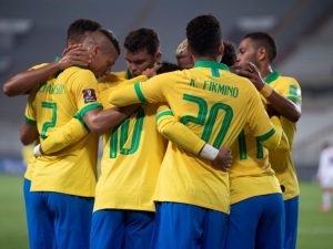 Com três de Neymar, Brasil vira contra o Peru na 50ª partida de Tite