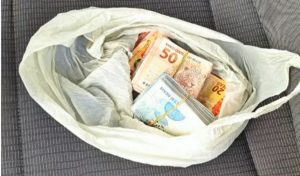 Virou moda: Candidato a vereador é flagrado com dinheiro na cueca no interior de Sergipe