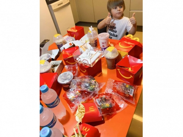 Menino de 3 anos gasta R$ 400 em lanches pelo celular da mãe e viraliza