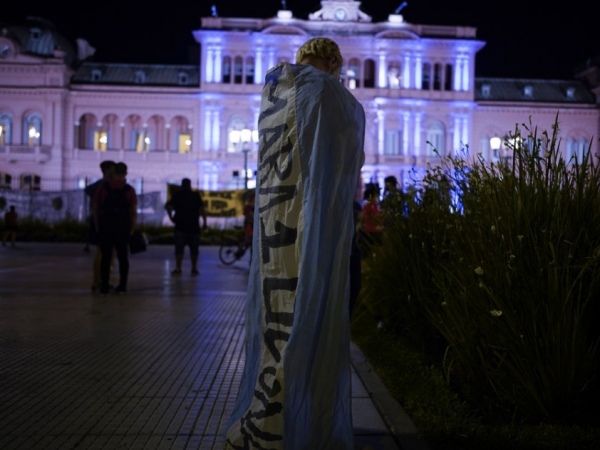 Argentinos se despedem de Diego Maradona em velório na Casa Rosada