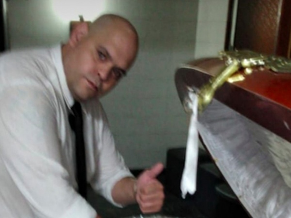 Funcionário de funerária é demitido por tirar foto com o corpo de Maradona