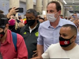 Técnico Rogério Ceni chega ao Rio para assinar com o Flamengo
