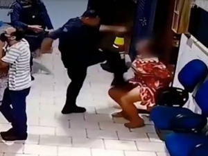 VÍDEO: PM é filmado enquanto espanca mulher que estava algemada