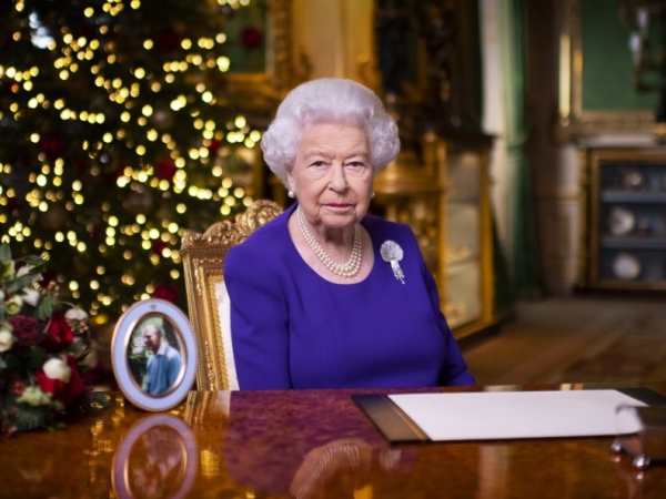 Em discurso de Natal, rainha Elizabeth agradece médicos e pede esperança e união
