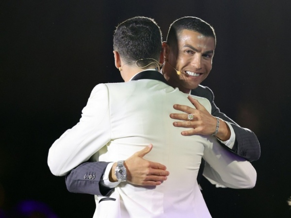 Cristiano Ronaldo recebe prêmio de melhor jogador do século em Dubai