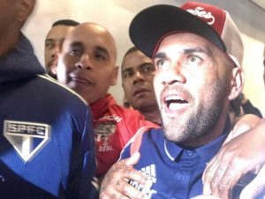 Daniel Alves prepara festa de Réveillon em mansão na Barra de São Miguel