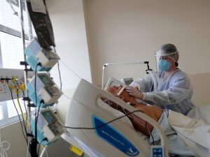 Brasil tem 49,8 mil novos casos de covid-19 e 698 mortes em 24 horas