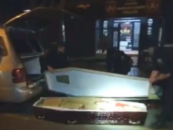 Grupo é suspeito de usar caixões com supostas vítimas da Covid