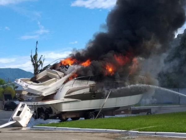 Explosão em embarcação causa incêndio e deixa três feridos em marina de Bertioga