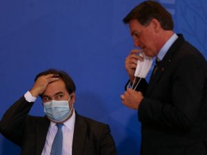 Bolsonaro diz que Bolsa Família não terá 13º por culpa de Maia