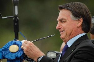 Bolsonaro diz que quem decide se a sociedade vive uma democracia são as Forças Armadas