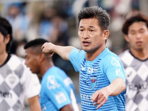 Ex-CRB e jogador mais velho do mundo em atividade, Kazu renova com clube japonês