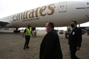 Chega ao Brasil avião com 2 milhões de doses da vacina Oxford/AstraZeneca