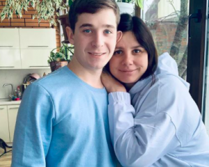 Influenciadora troca marido pelo enteado e engravida do jovem