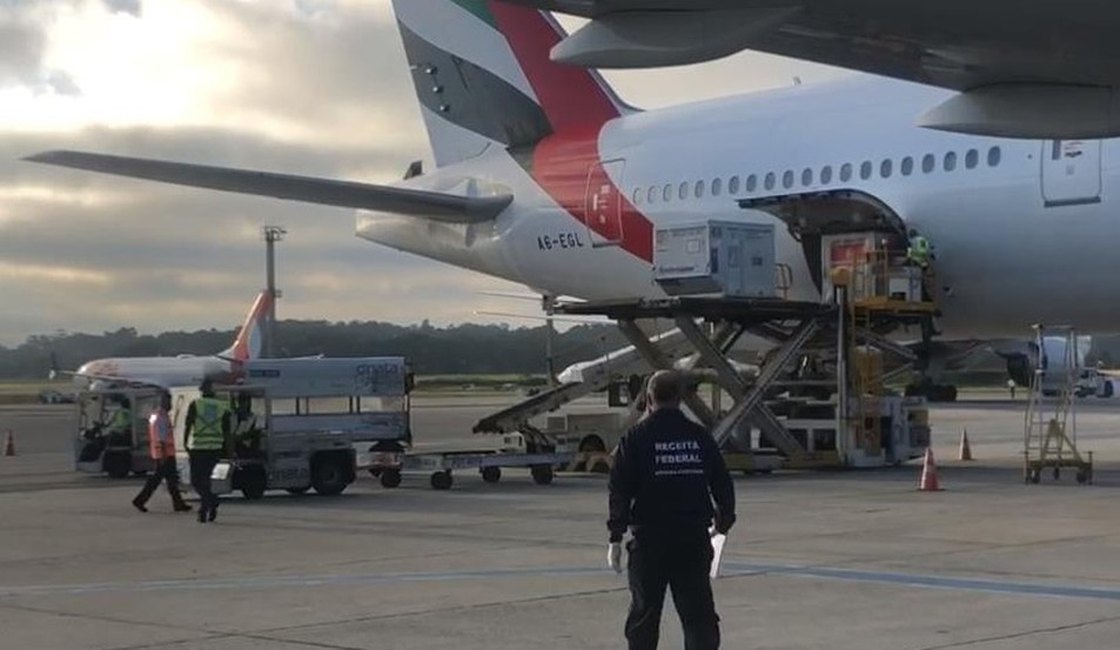 Avião com 2 milhões de doses da vacina de Oxford chega ao Brasil
