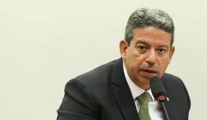 Arthur Lira exonera integrantes de 500 cargos comissionados na Câmara