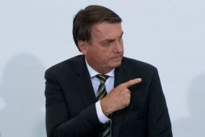 Bolsonaro zera imposto do diesel e ameaça presidente da Petrobras