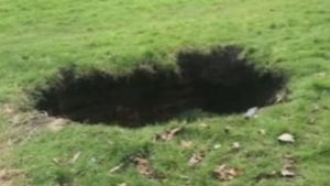 Buraco se abre em cemitério com 80 mil corpos enterrados