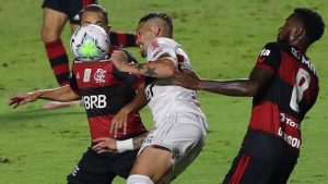Flamengo perde do São Paulo, mas conta com tropeço do Inter e é bicampeão brasileiro