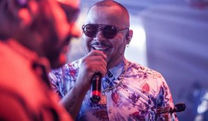 Cantor morre com Covid dois dias após perder a mulher grávida para a doença