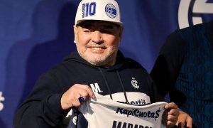 Morte de Maradona vira guerra familiar e confirma profecia do ex-jogador