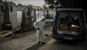 Pela primeira vez país bateu marca de 15 mil mortes em uma semana