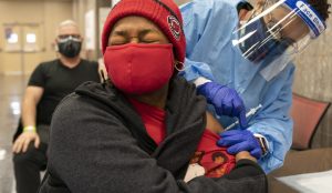 EUA aplicam 100 mi de doses de vacina e batem meta antecipadamente