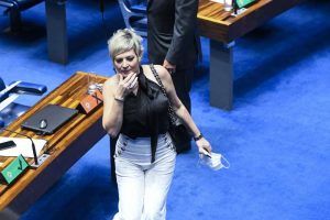 Joice apresenta proposta para destituir presidente por ‘incapacidade mental’